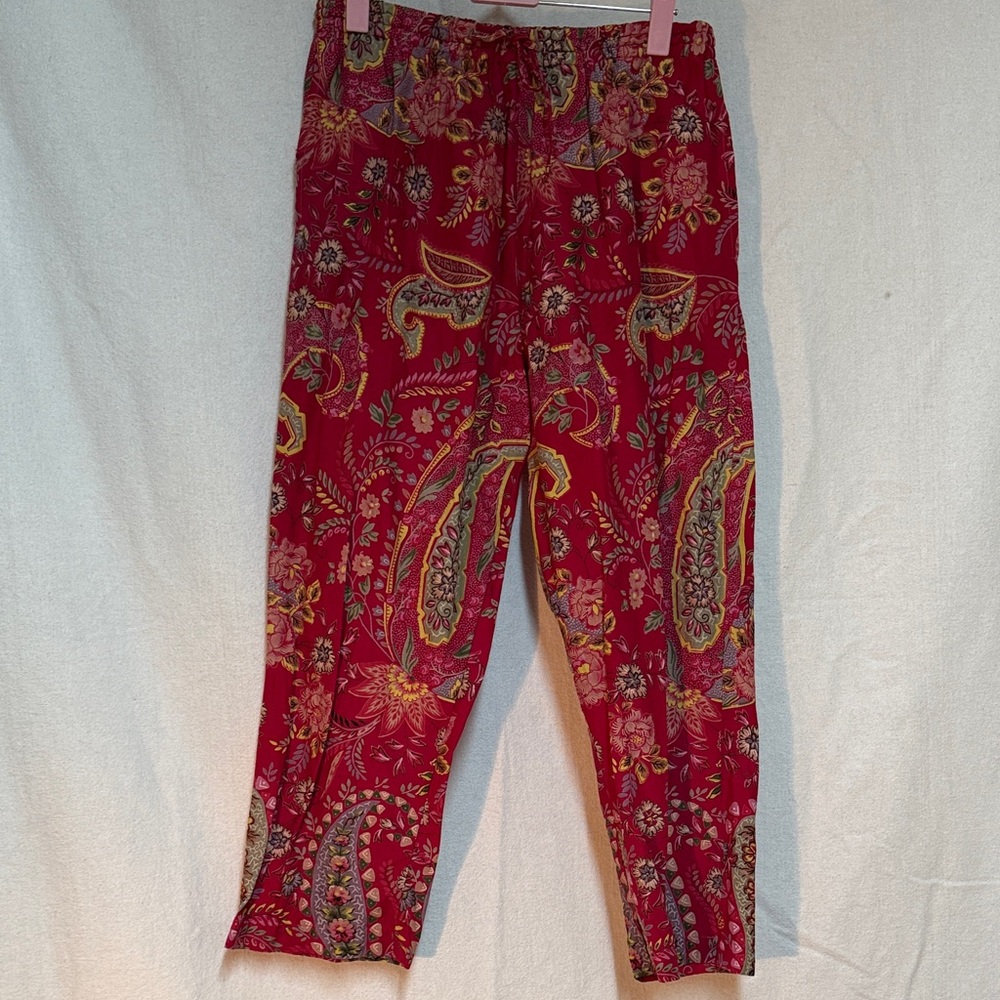YoungWomen's or Juniors Hippy Drawstring Red Paisley Capris